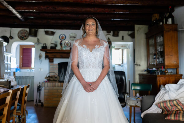 La sposa indossa il suo abito di Atelier Fabio Gritti