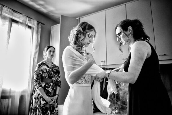 Alessandra aiuta la sorella ad indossare l'abito da Sposa