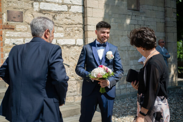 Manuel accoglie gli invitati all'ingresso della chiesa di Santo Stefano a Rovato.