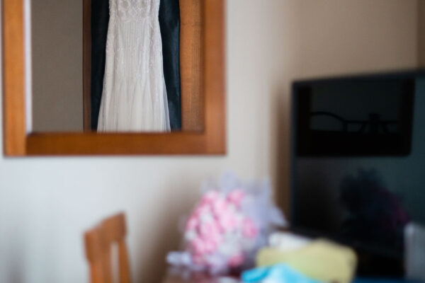 L'abito da sposa appeso ad un armadio