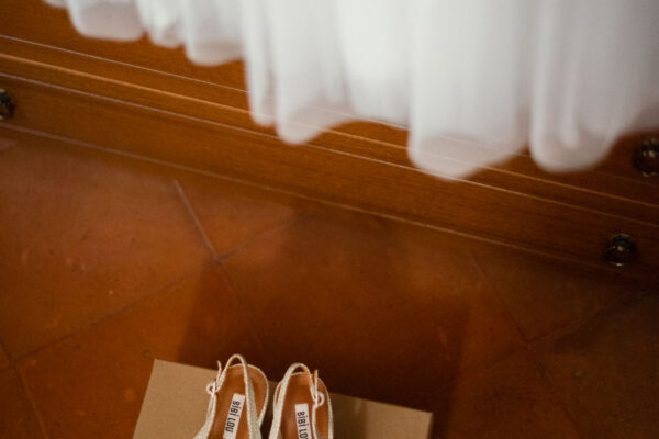 L'abito e le scarpe della sposa
