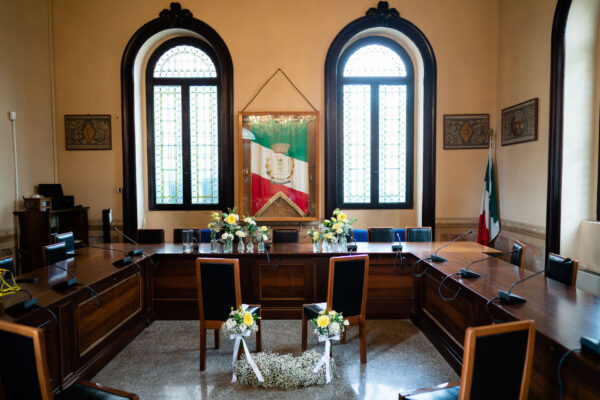 Allestimento floreale della sala consiliare
