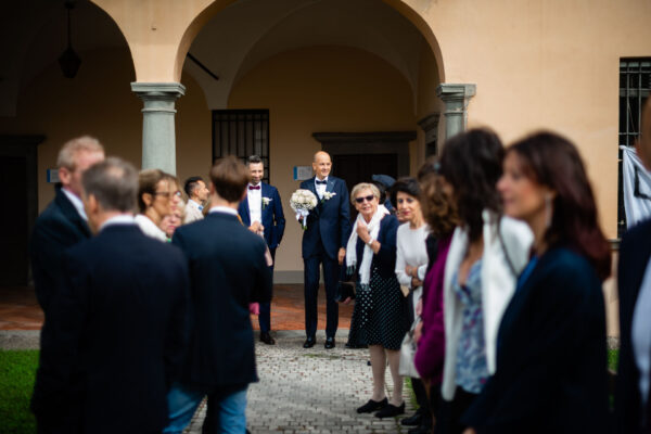 Lo sposo aspetta l'arrivo della sposa