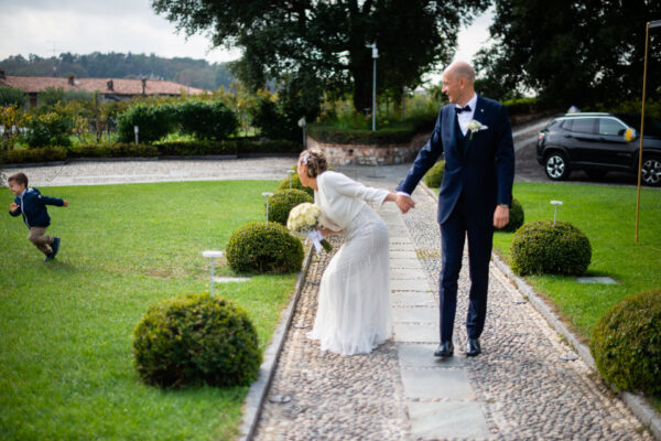 La sposa scherza con un giovane invitato
