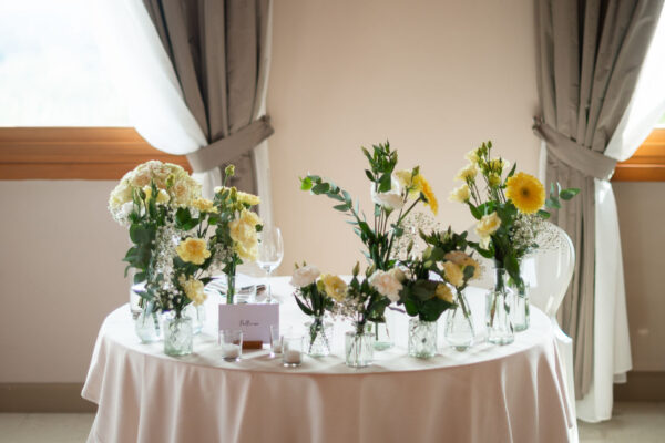 Il tavolo degli sposi nell'allestimento curato da Vivilo Franciacorta e Nadia Eventi