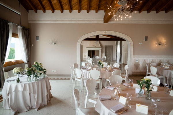 La sala da pranzo nell'allestimento curato da Vivilo Franciacorta e Nadia Eventi