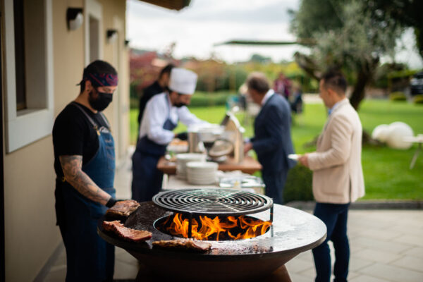 L'aperitivo all'aperto con la carne alla brace
