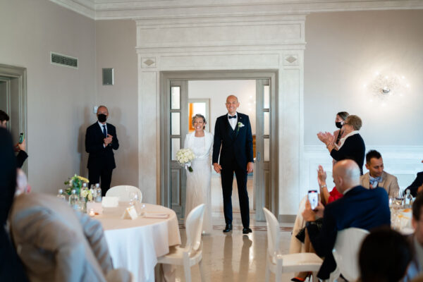 L'ingresso degli sposi nella sala da pranzo in Ferghettina