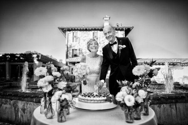Il taglio della torta nuziale in Ferghettina organizzata da Vivilo Franciacorta e Nadia Eventi