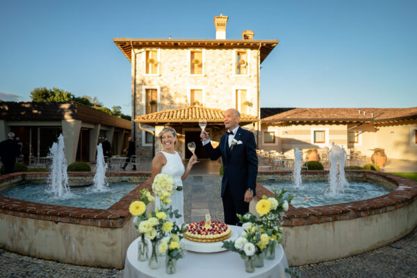 Il taglio della torta nuziale in Ferghettina organizzata da Vivilo Franciacorta e Nadia Eventi