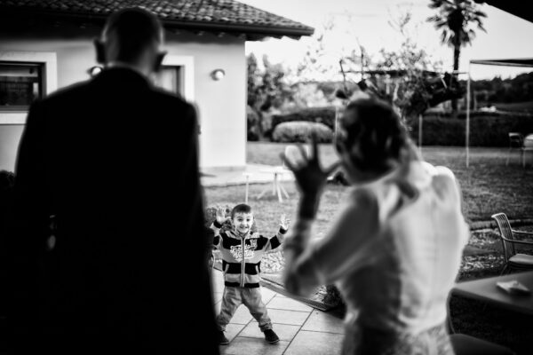 La sposa scherza con un giovane invitato