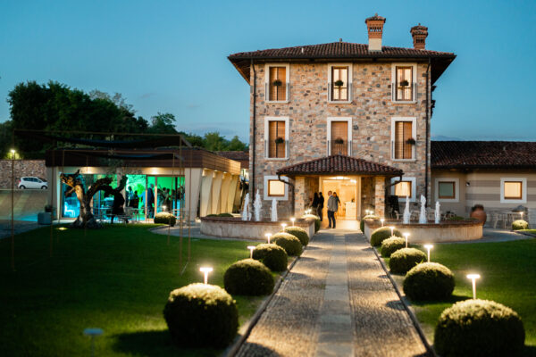 La Cantina Ferghettina ad Adro in Franciacorta,, dopo il tramonto