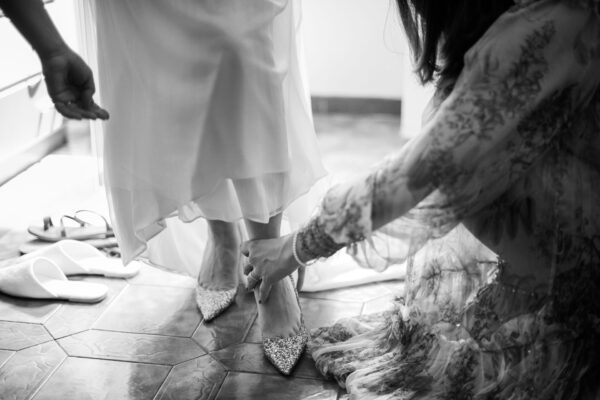 Le damigelle aiutano la sposa nella vestizione
