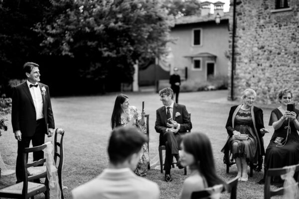 Lo sposo aspetta l'arrivo della sposa all'agriturismo Macesina Country House