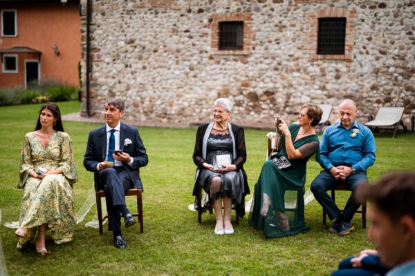 Gli invitati seguono la cerimonia