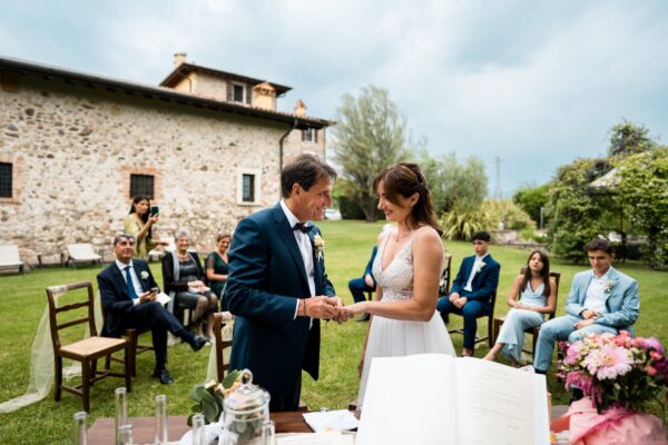 Lo scambio degli anelli nuziali al Macesina Country House, durante il matrimonio di Chiara e Mauro