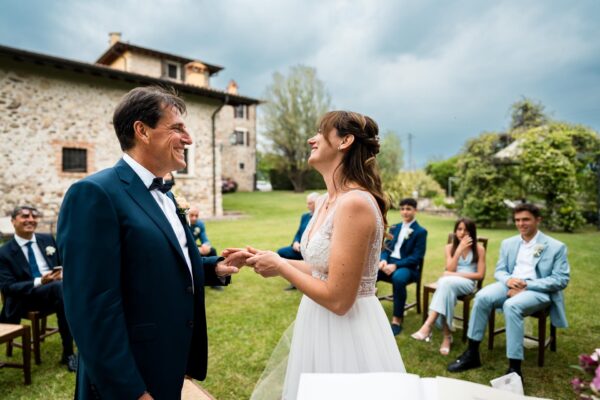 Lo scambio degli anelli nuziali al Macesina Country House, durante il matrimonio di Chiara e Mauro