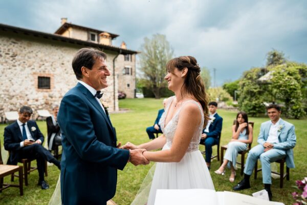 Lo scambio degli anelli nuziali al Macesina Country House, durante il matrimonio di Chiara e Mauro