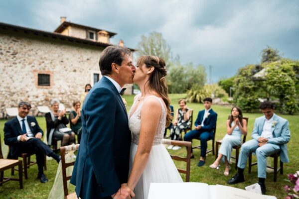 Lo scambio degli anelli nuziali al Macesina Country House, durante il matrimonio di Chiara e Mauro