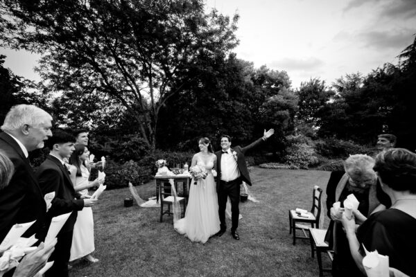 Il lancio del riso al Macesina Country House, durante il matrimonio di Chiara e Mauro