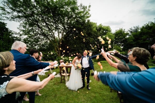 Il lancio del riso al Macesina Country House, durante il matrimonio di Chiara e Mauro