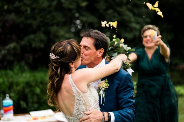 Il lancio del riso al Macesina Country House, durante il matrimonio di Chiara e Mauro