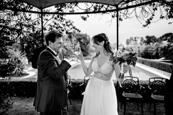 Il primo brindisi degli sposi durante il matrimonio di Chiara e Mauro al Macesina Country House