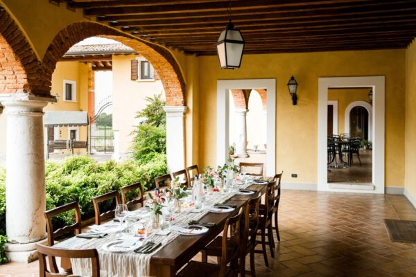 Il tavolo pronto per la cena di matrimonio di Chiara e Mauro all'agriturismo Macesina Country House di Bedizzole