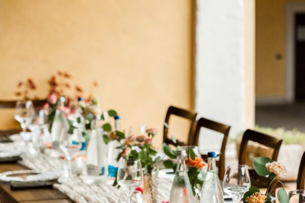 Il tavolo pronto per la cena di matrimonio di Chiara e Mauro all'agriturismo Macesina Country House di Bedizzole