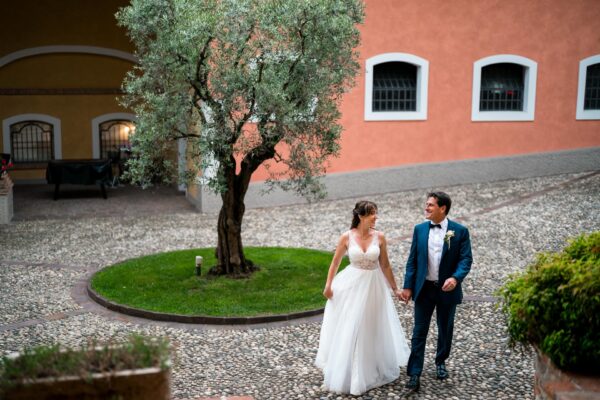 Gli sposi fanno il loro ingresso per la cena di matrimonio