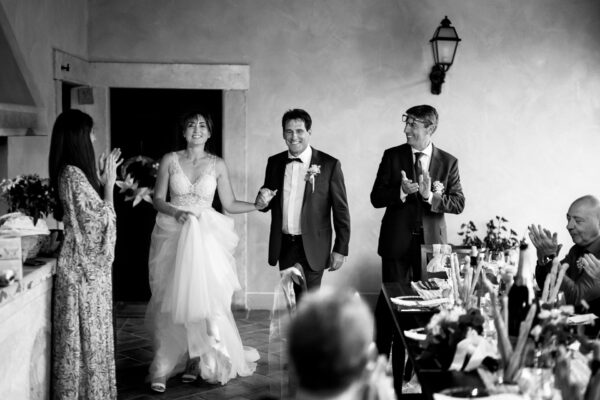 Gli sposi fanno il loro ingresso per la cena di matrimonio al Macesina Country House